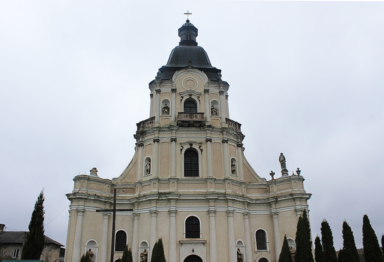 Фасад костелу